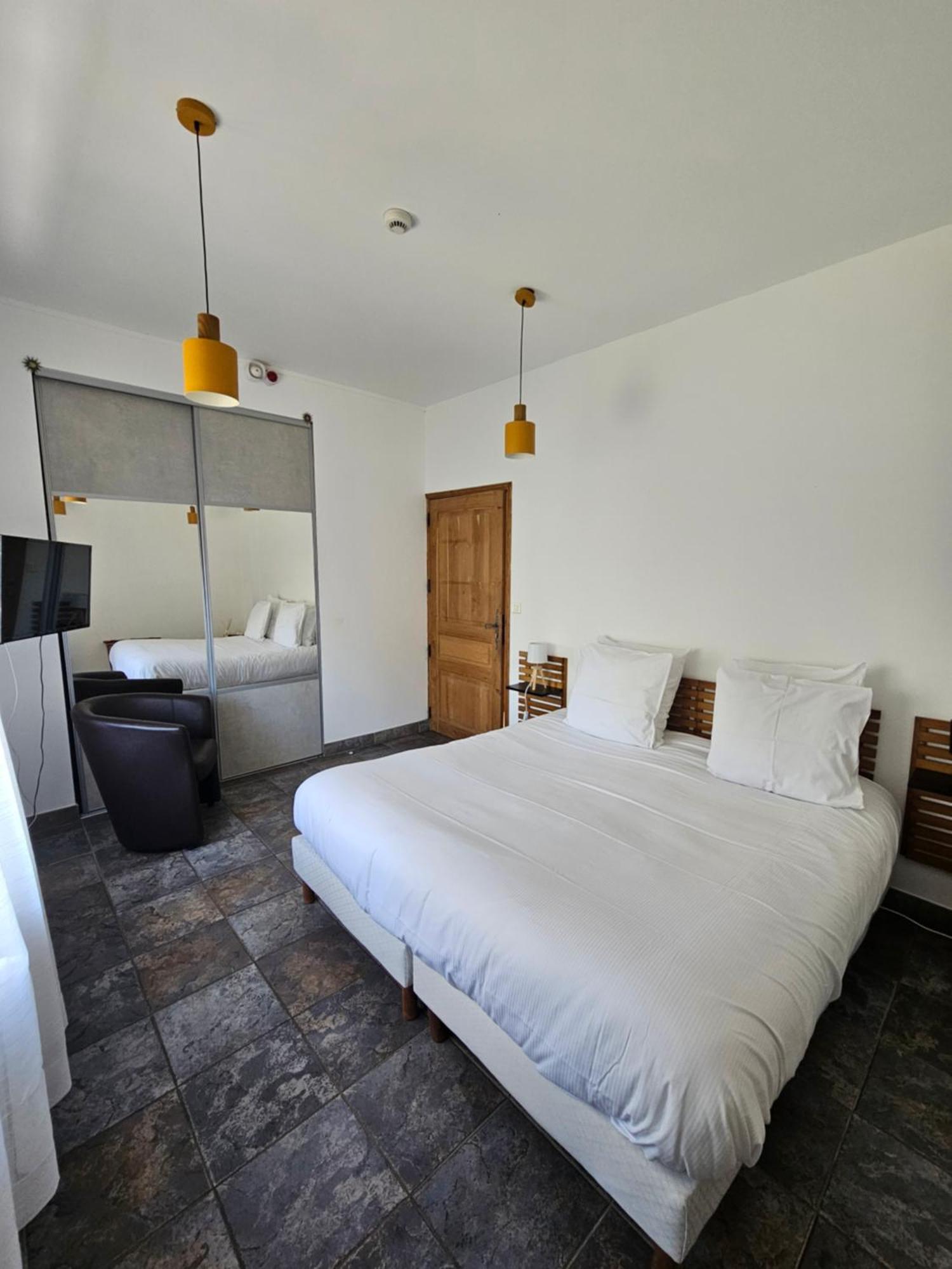 Enjoy Garden Hotel Vierzon Exterior foto